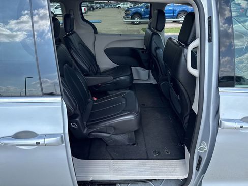 Used 2023 Chrysler Pacifica Touring-L FWD image 12