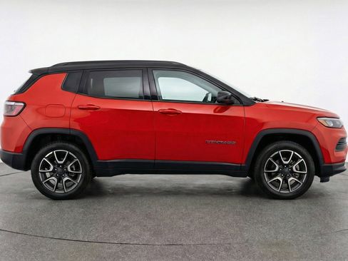 Used 2025 Jeep Compass Trailhawk image 11