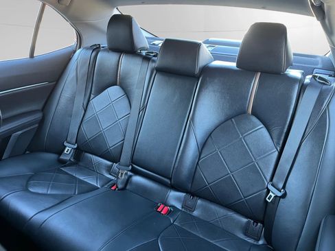 Used 2019 Toyota Camry XLE w/ Sunroof Package image 15