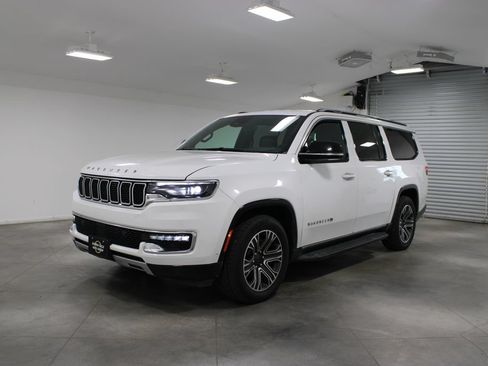 Used 2023 Jeep Wagoneer L Series II AWD/4WD image 4