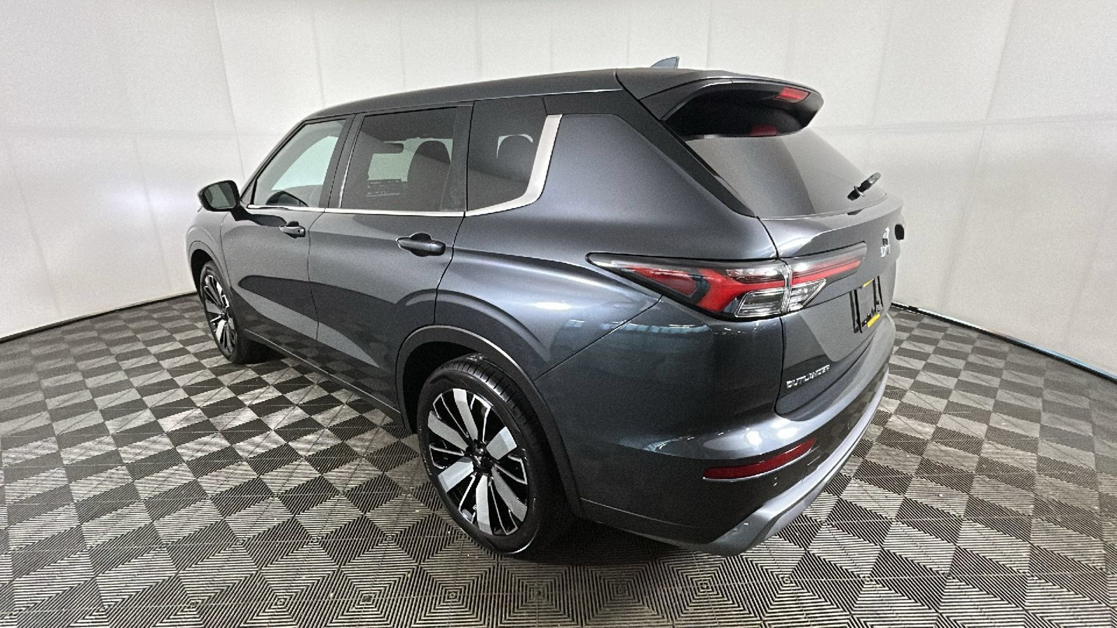Used 2025 Mitsubishi Outlander SE AWD/4WD image 4