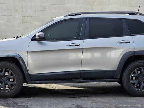 Used 2017 Jeep Cherokee Trailhawk w/ Comfort/Convenience Group AWD/4WD image 2