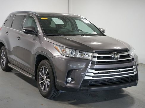 Used 2017 Toyota Highlander XLE image 3