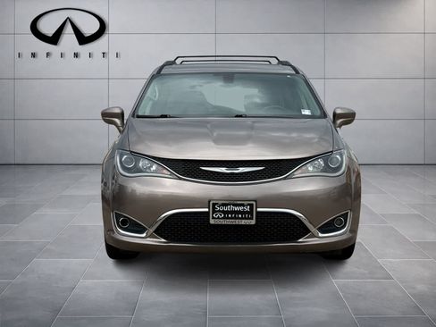Used 2017 Chrysler Pacifica Touring-L FWD image 2