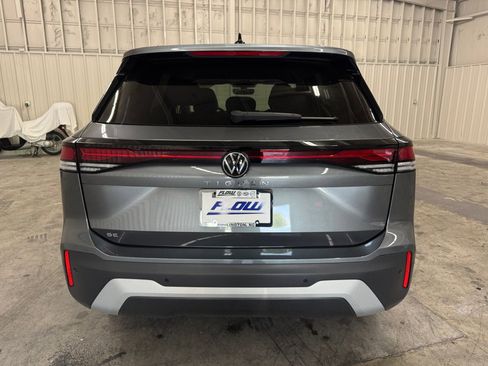Used 2025 Volkswagen Tiguan SE image 18