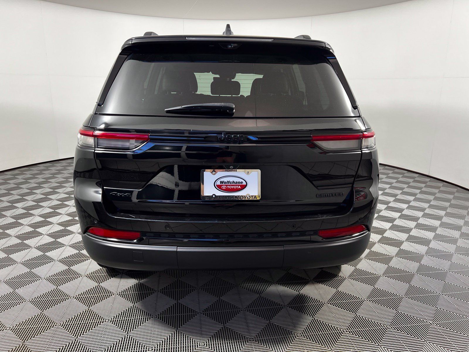 Used 2023 Jeep Grand Cherokee Limited w/ Luxury Tech Group II AWD/4WD image 6