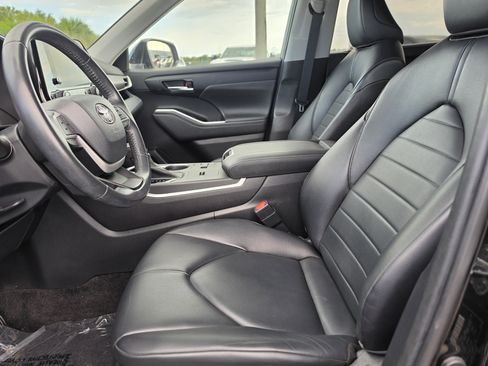 Used 2023 Toyota Highlander XLE FWD image 16