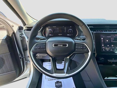 Used 2023 Jeep Grand Cherokee L Laredo image 37