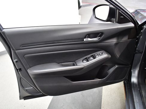 Used 2025 Nissan Altima 2.5 SV FWD image 16