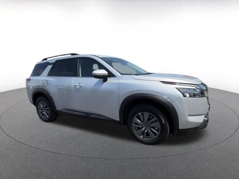 Used 2025 Nissan Pathfinder SV FWD image 2