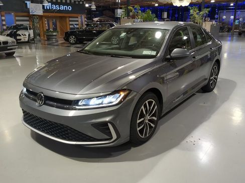 Used 2025 Volkswagen Jetta SE FWD image 1