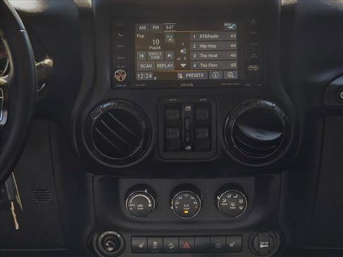 Used 2017 Jeep Wrangler Unlimited Rubicon image 15