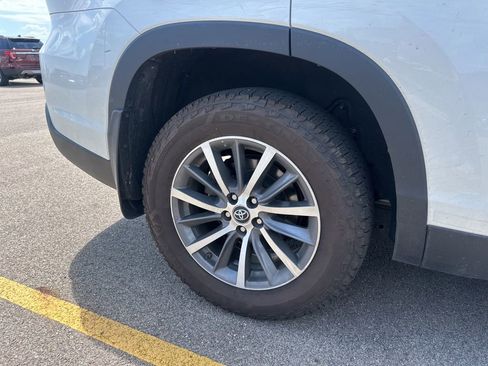 Used 2019 Toyota Highlander XLE AWD/4WD image 7