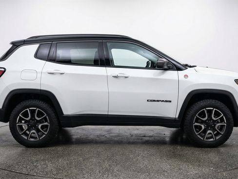 Used 2025 Jeep Compass Trailhawk AWD/4WD image 11