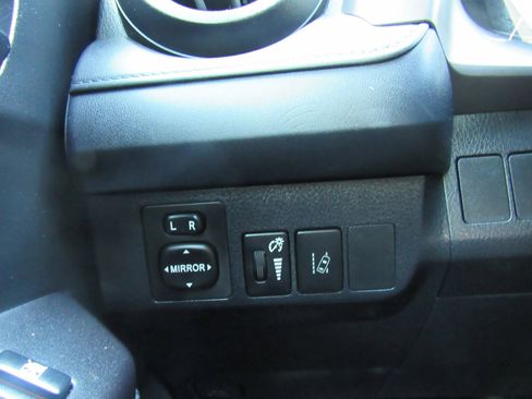 Used 2018 Toyota RAV4 LE image 16