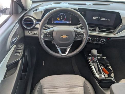 Used 2025 Chevrolet Trax LT w/ Driver Confidence Package image 8