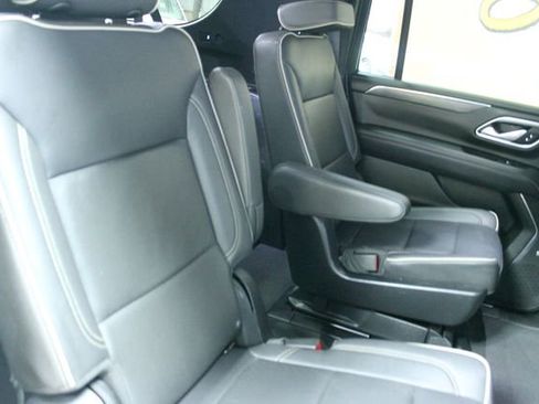 Used 2023 GMC Yukon XL SLT w/ SLT Luxury Package image 9