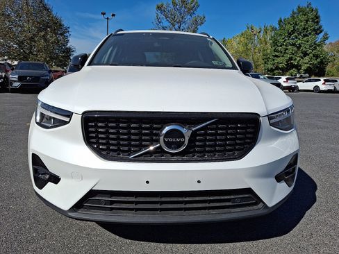 Used 2023 Volvo XC40 B5 Plus w/ Driver Assist Package image 2