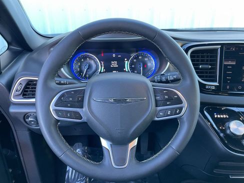 Used 2025 Chrysler Pacifica Select image 29