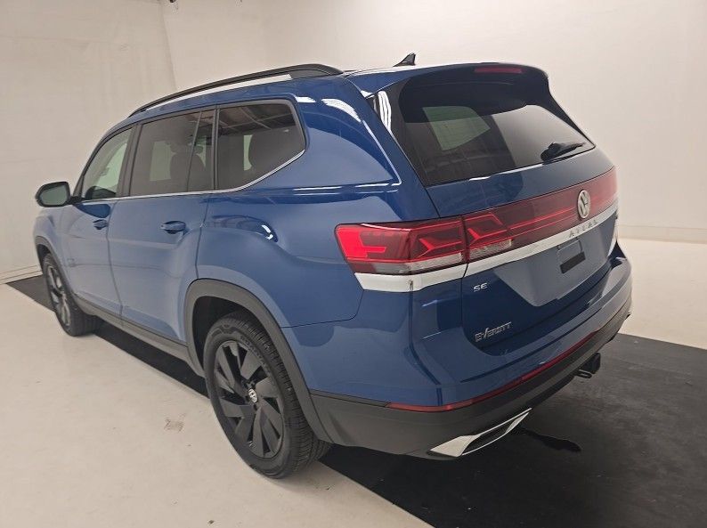Used 2025 Volkswagen Atlas SE AWD/4WD image 4