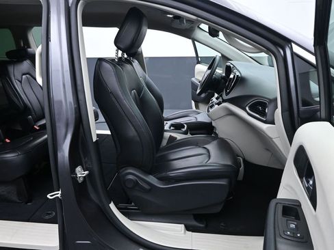 Used 2023 Chrysler Pacifica Touring-L FWD image 18
