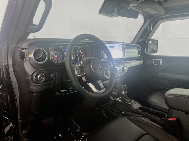 Used 2024 Jeep Wrangler Unlimited Sahara w/ Technology Group AWD/4WD image 8