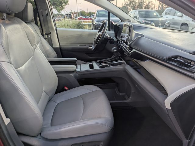 Used 2024 Toyota Sienna Limited FWD image 31