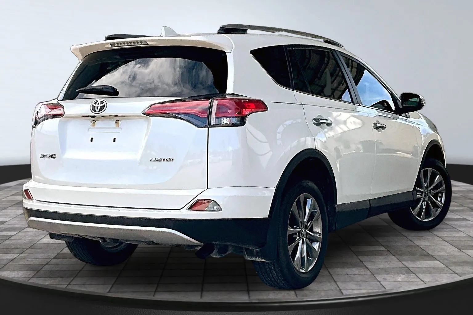 Used 2018 Toyota RAV4 Limited FWD image 6