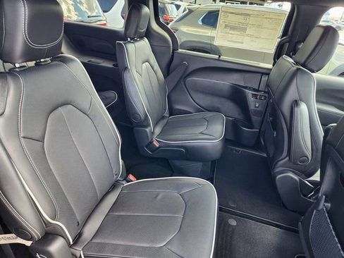 New 2026 Chrysler Pacifica Limited w/ S Appearance Package image 5