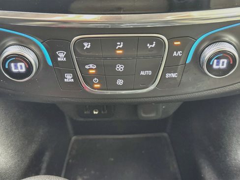 Used 2023 Chevrolet Traverse LS FWD image 17