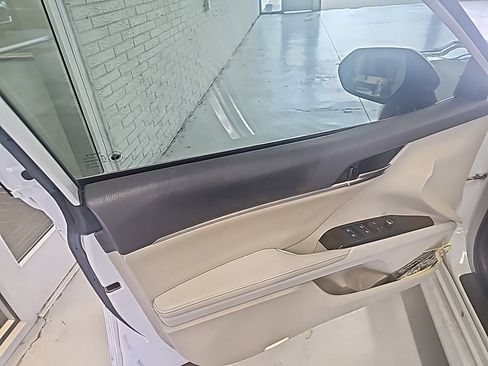 Used 2019 Toyota Camry XLE image 8