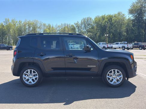 Used 2018 Jeep Renegade Latitude w/ UConnect 8.4 Nav Group AWD/4WD image 29