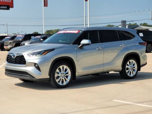 Used 2024 Toyota Highlander Limited AWD/4WD image 3