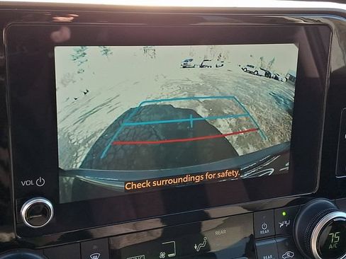 Used 2024 Toyota Highlander LE FWD image 21