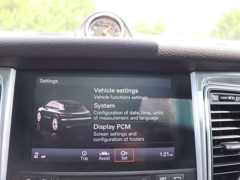 Used 2017 Porsche Macan AWD/4WD image 36