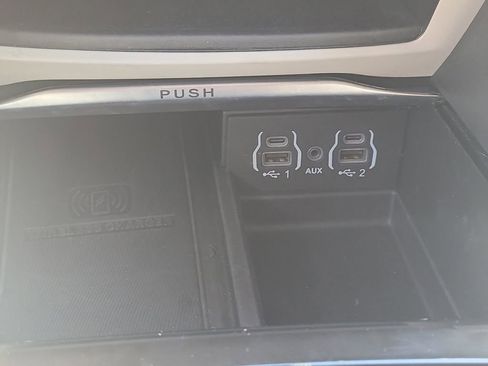 Used 2023 Chrysler Pacifica Limited FWD image 32