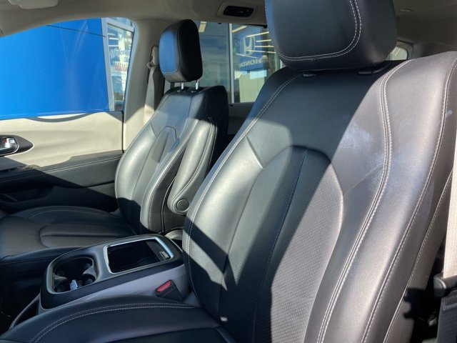 Used 2023 Chrysler Pacifica Touring-L FWD image 10