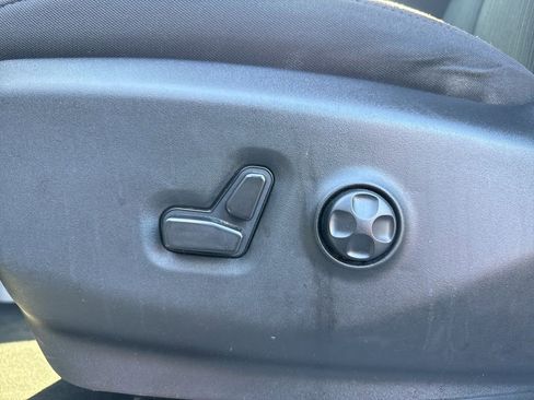 Used 2023 Chrysler Voyager LX image 12