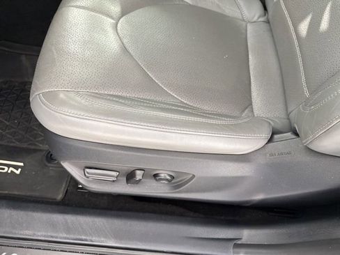 Used 2021 Toyota Avalon Limited image 19