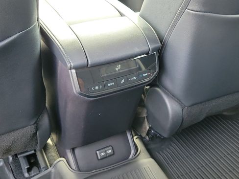Used 2025 Toyota Highlander XLE AWD/4WD image 14