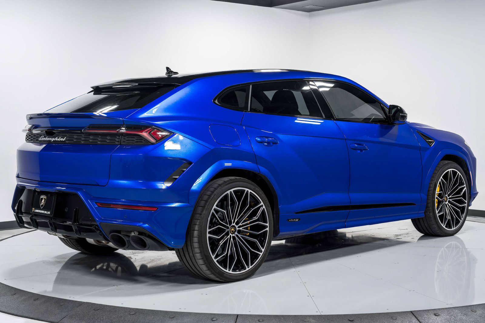 Used 2025 Lamborghini Urus SE AWD/4WD image 3
