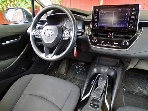 Used 2021 Toyota Corolla LE FWD image 33