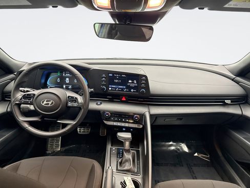Used 2025 Hyundai Elantra Sport image 14
