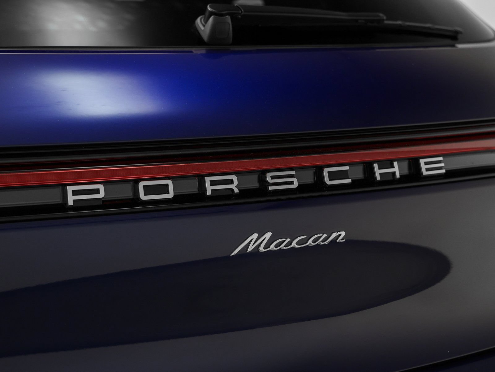 Certified 2025 Porsche Macan AWD/4WD image 17