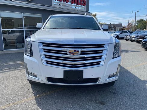 Used 2019 Cadillac Escalade Platinum AWD/4WD image 2