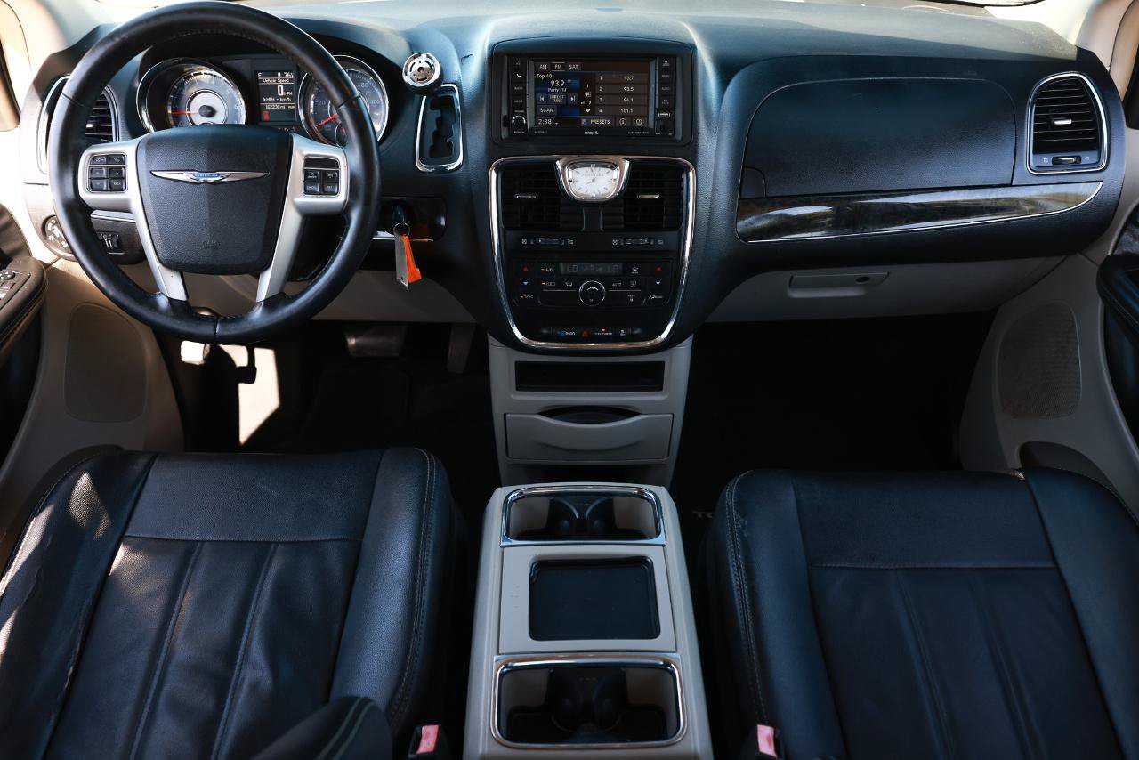 Used 2015 Chrysler Town & Country Touring FWD image 2