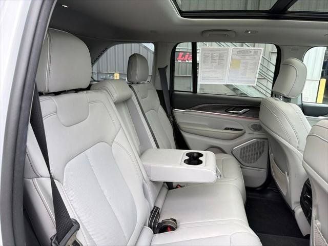 Certified 2023 Jeep Grand Cherokee Overland AWD/4WD image 41