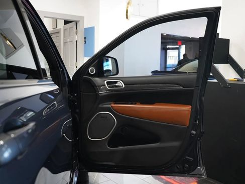 Used 2016 Jeep Grand Cherokee SRT image 27