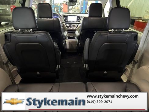 Used 2022 Chrysler Pacifica Touring-L image 14
