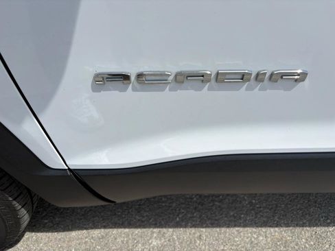 Used 2023 GMC Acadia SLT w/ Technology Package image 9